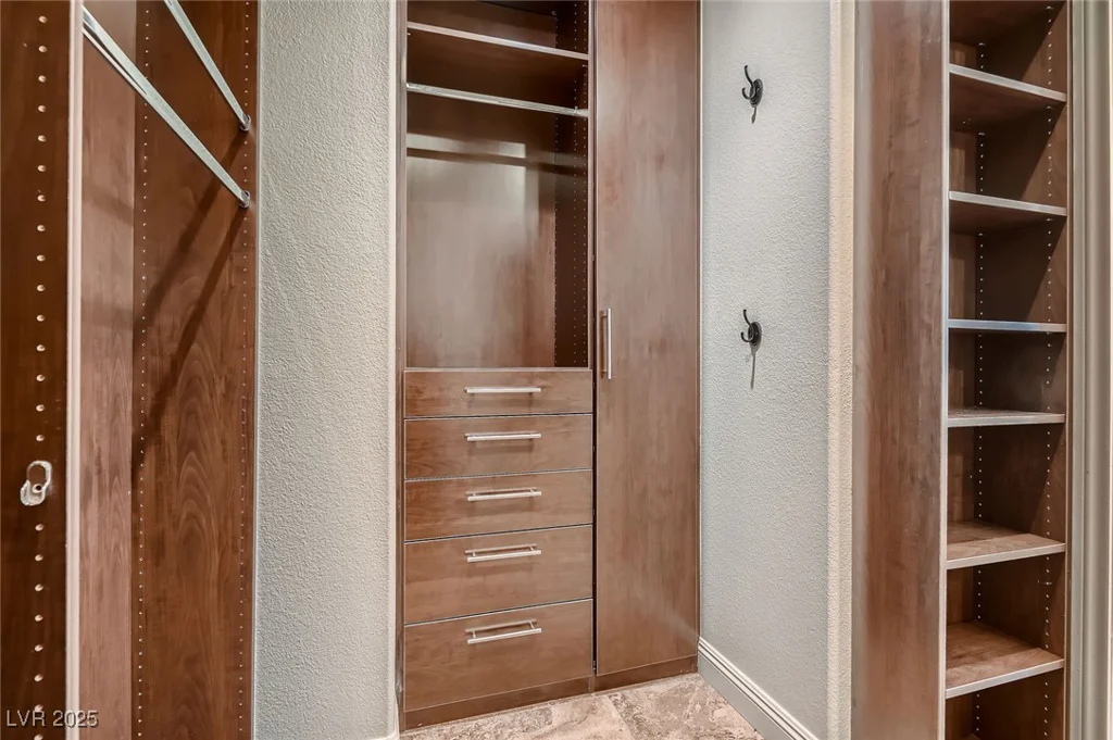 2435 Granada Bluff, Las Vegas, NV 89135