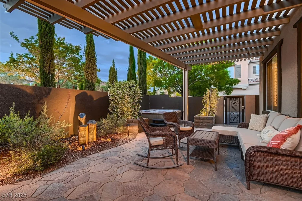 2435 Granada Bluff, Las Vegas, NV 89135