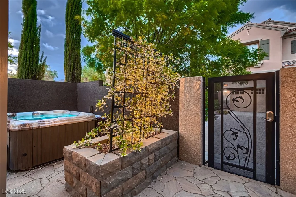 2435 Granada Bluff, Las Vegas, NV 89135