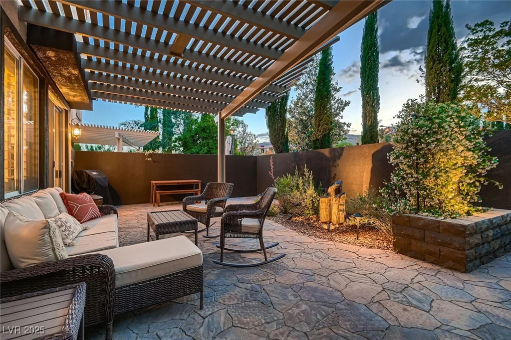 2435 Granada Bluff, Las Vegas, NV 89135