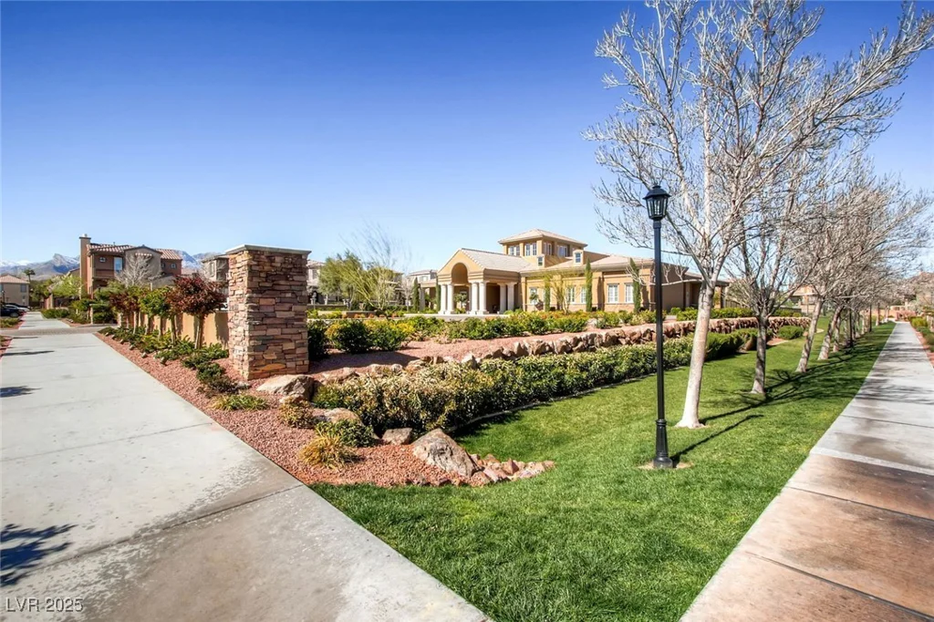 2435 Granada Bluff, Las Vegas, NV 89135