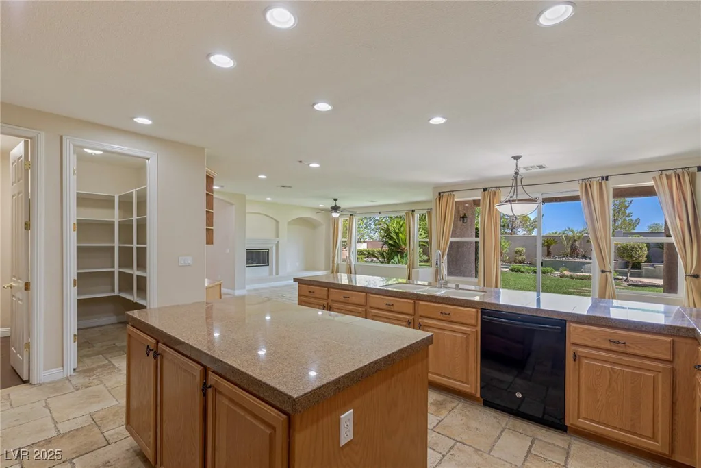 10761 Capesthorne, Las Vegas, NV 89135