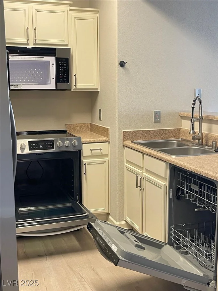 2151 Hussium Hills, Las Vegas, NV 89108