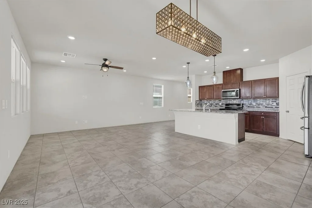 9198 Harbin, Las Vegas, NV 89148