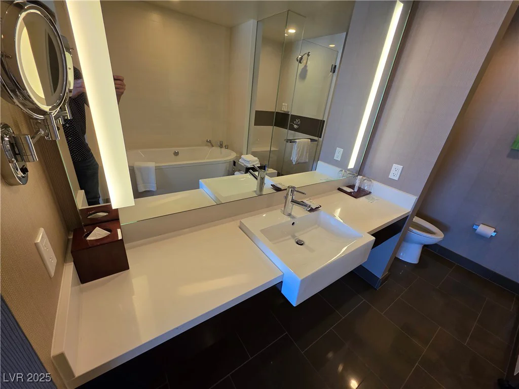 2600 Harmon, Las Vegas, NV 89158