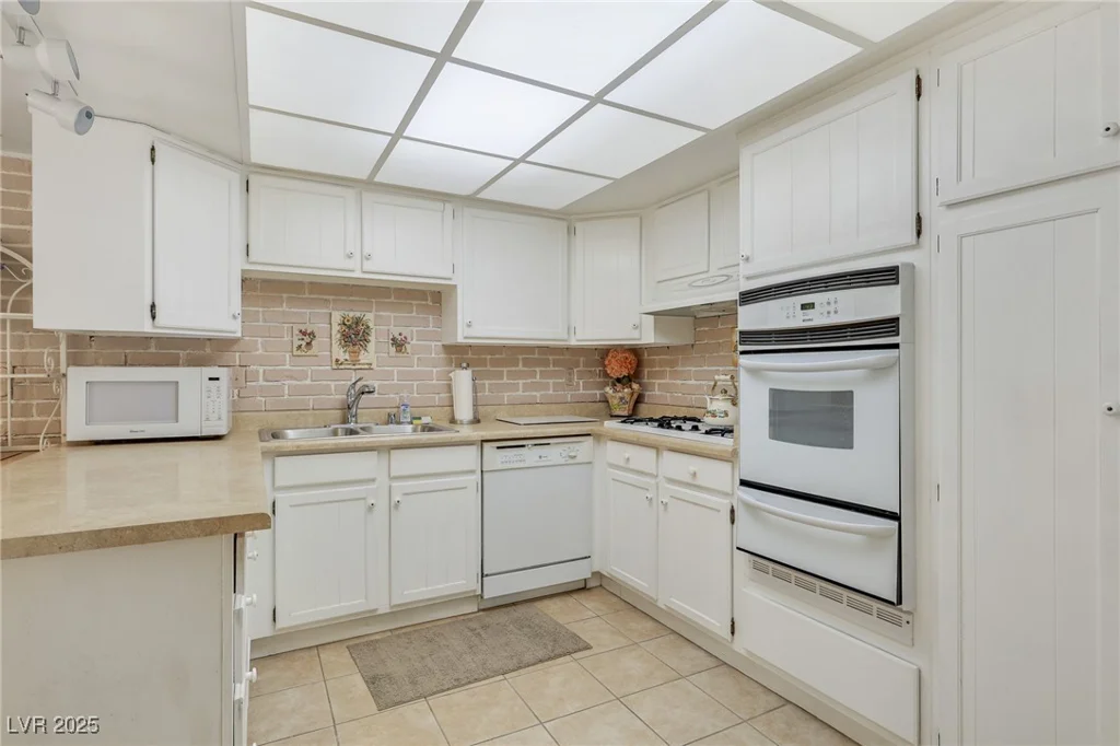 3553 Kensbrook, Las Vegas, NV 89121