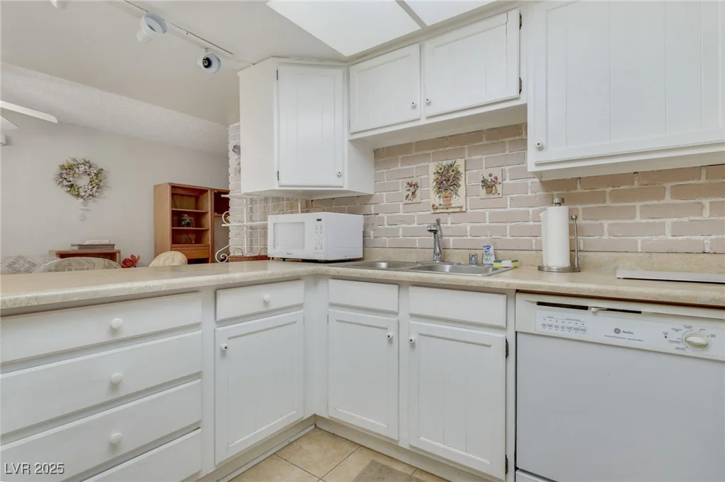 3553 Kensbrook, Las Vegas, NV 89121