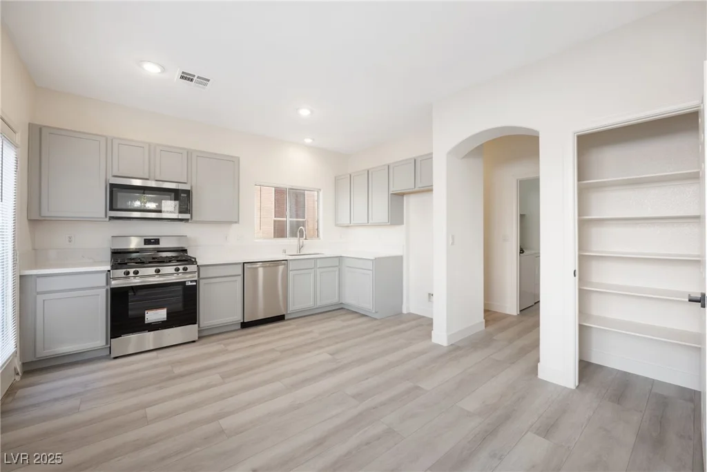 5573 La Perla, Las Vegas, NV 89122