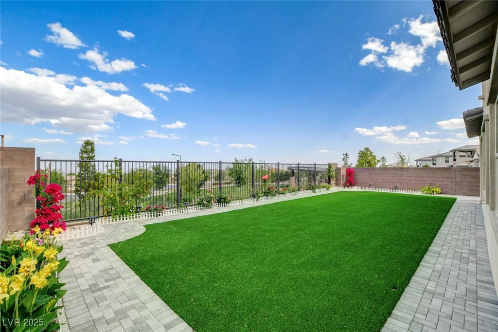 350 Gandara, Las Vegas, NV 89138