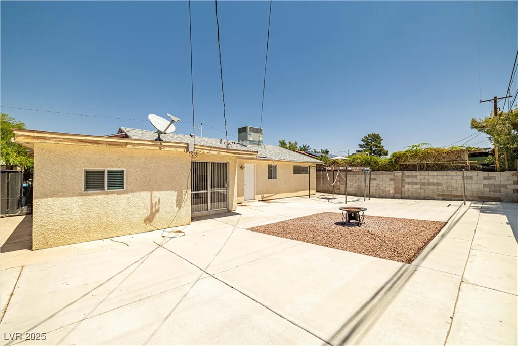 5817 Glen Eagles, Las Vegas, NV 89108