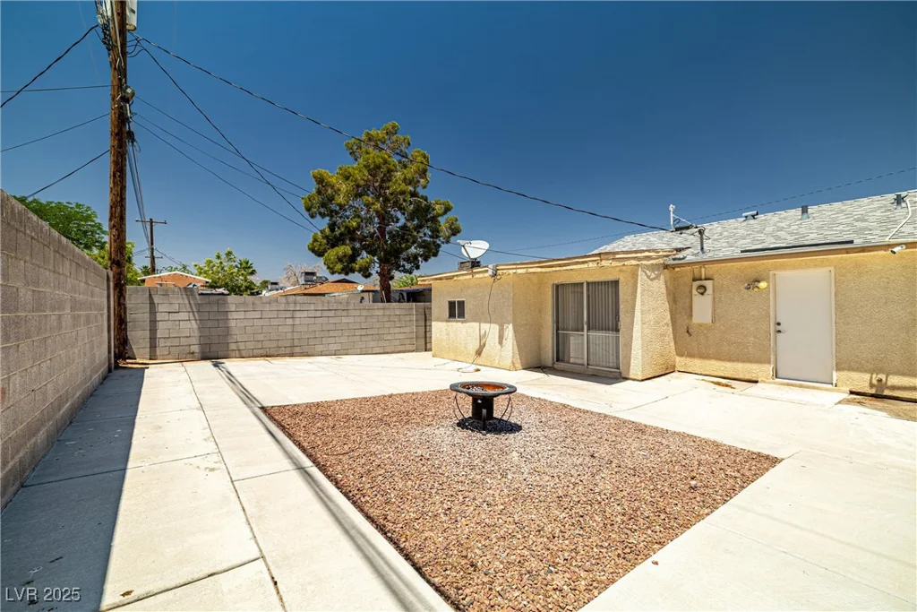 5817 Glen Eagles, Las Vegas, NV 89108