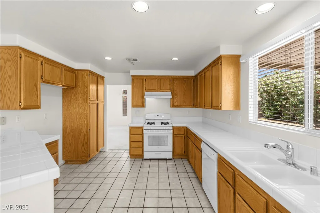 1540 Singing Bird, North Las Vegas, NV 89031
