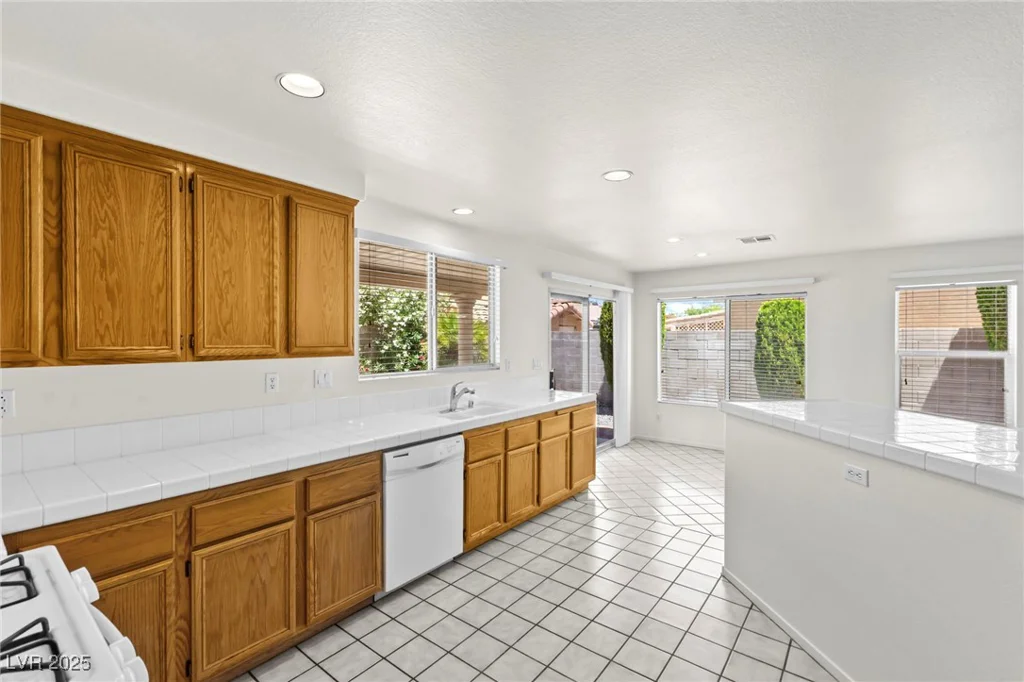 1540 Singing Bird, North Las Vegas, NV 89031