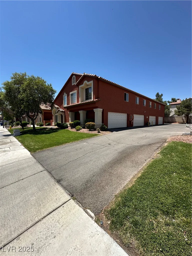 805 Desert Oak, Las Vegas, NV 89147