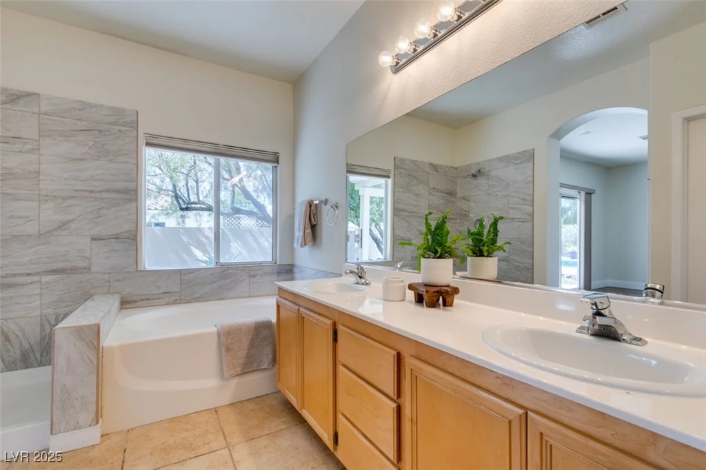 1274 Doggett, Las Vegas, NV 89123