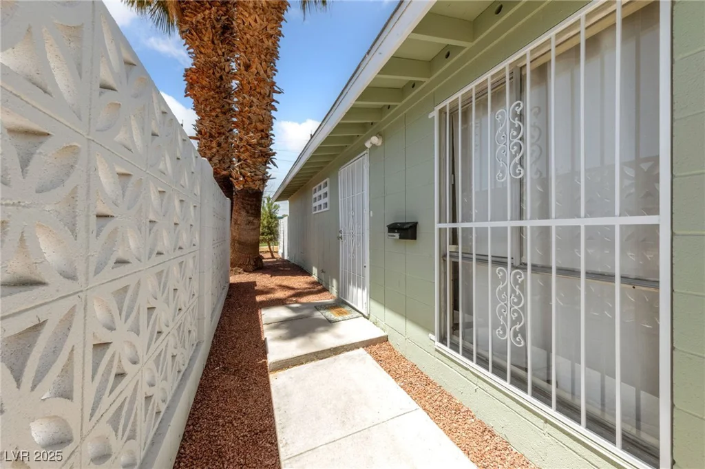 1828 Golden Arrow, Las Vegas, NV 89169
