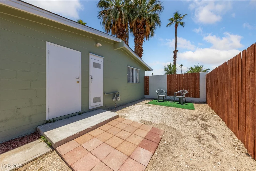 1828 Golden Arrow, Las Vegas, NV 89169