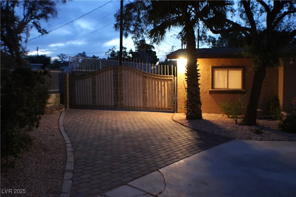 5854 Sheila, Las Vegas, NV 89108