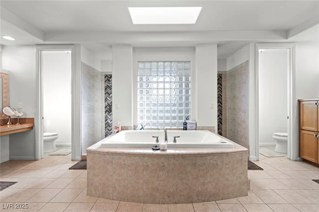 9301 Queen Charlotte, Las Vegas, NV 89145