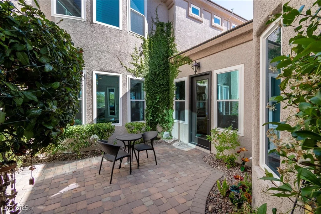 9301 Queen Charlotte, Las Vegas, NV 89145