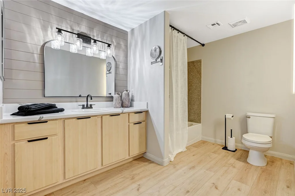 8000 Badura, Las Vegas, NV 89113