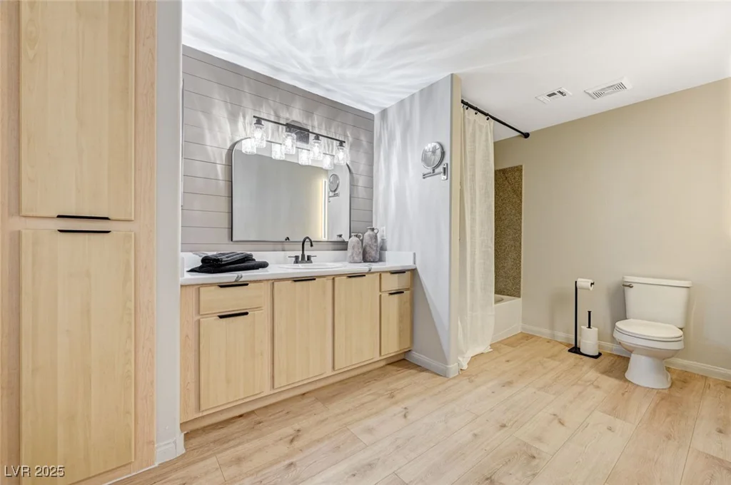 8000 Badura, Las Vegas, NV 89113