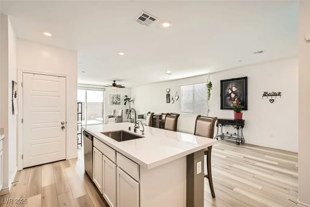 9698 Pacific Pine, Las Vegas, NV 89143