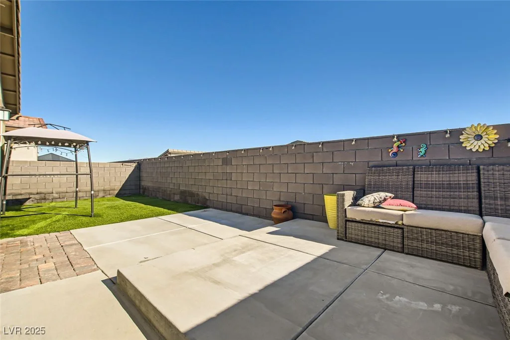 9698 Pacific Pine, Las Vegas, NV 89143