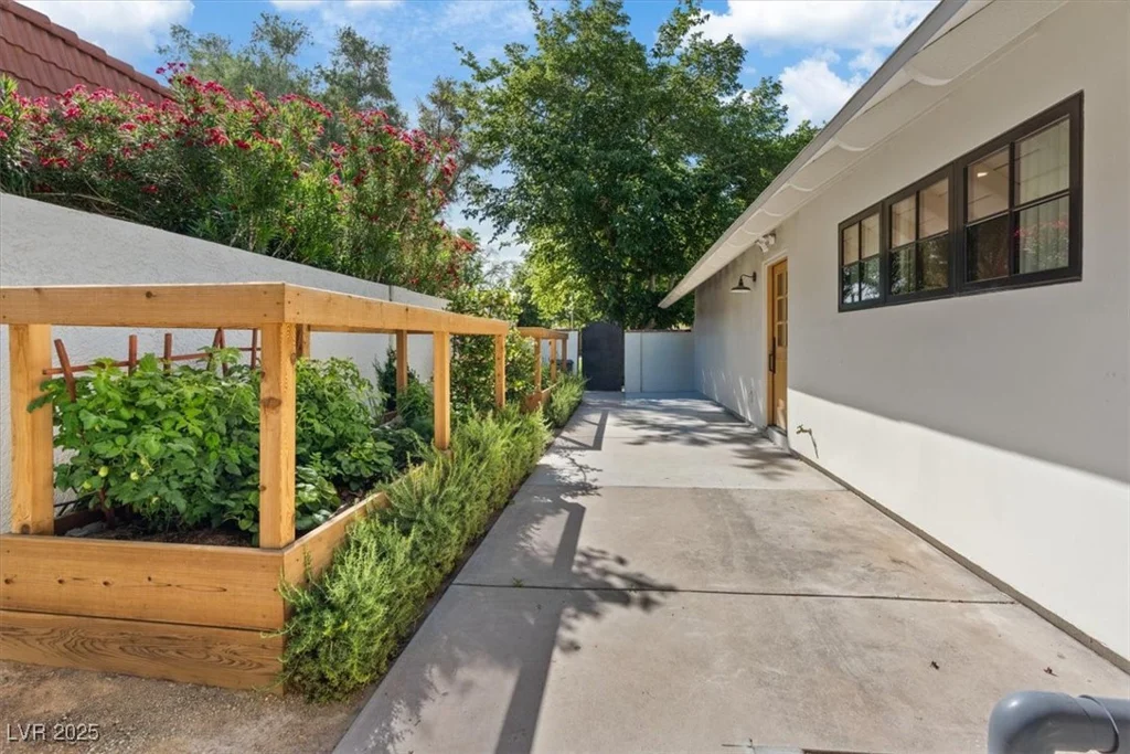 204 Canyon, Las Vegas, NV 89107