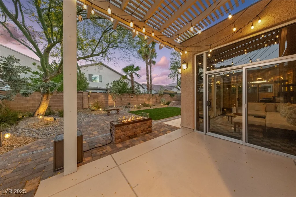 5823 Falling Stream, Las Vegas, NV 89131