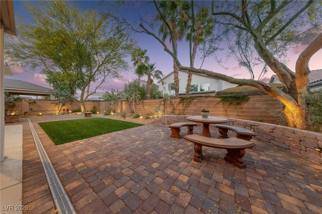 5823 Falling Stream, Las Vegas, NV 89131