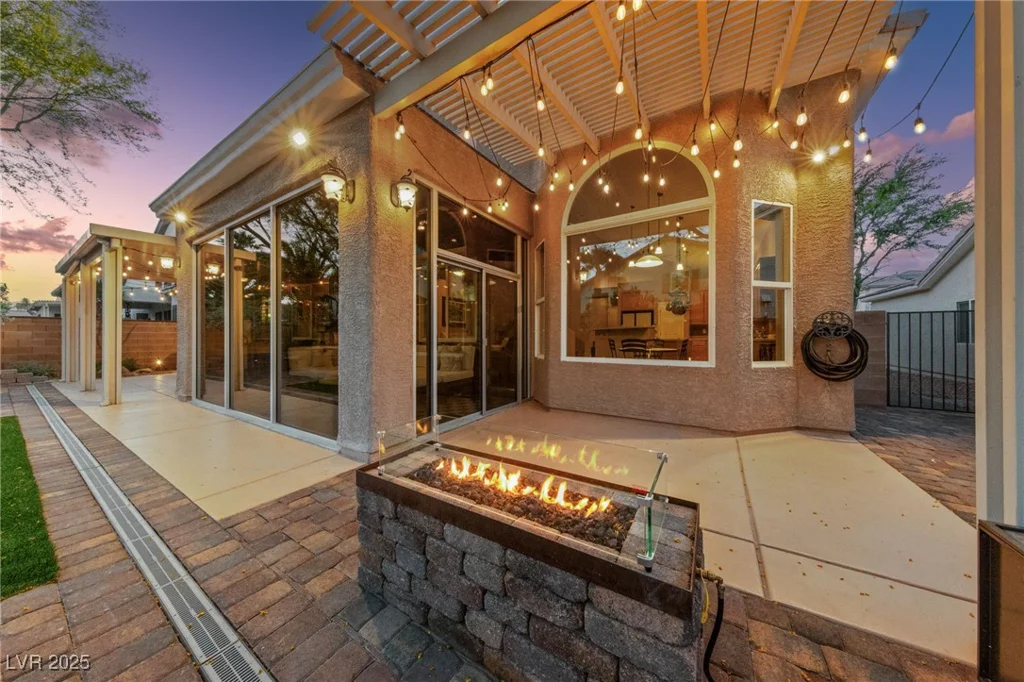 5823 Falling Stream, Las Vegas, NV 89131