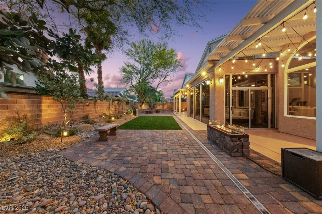 5823 Falling Stream, Las Vegas, NV 89131