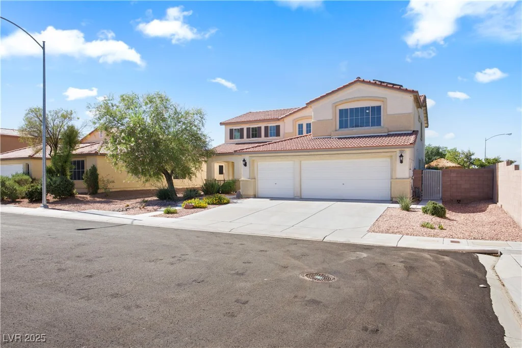 1921 Moonlight Bluff, North Las Vegas, NV 89084
