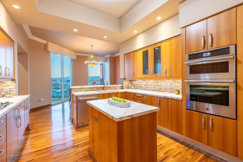 2877 Paradise, Las Vegas, NV 89109