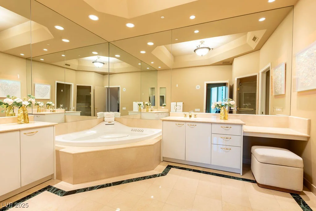 2877 Paradise, Las Vegas, NV 89109