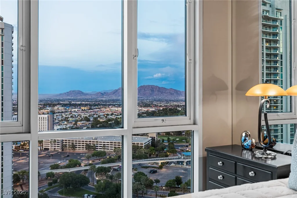 2877 Paradise, Las Vegas, NV 89109