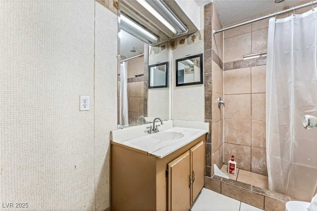 153 Sir Thomas, Las Vegas, NV 89110
