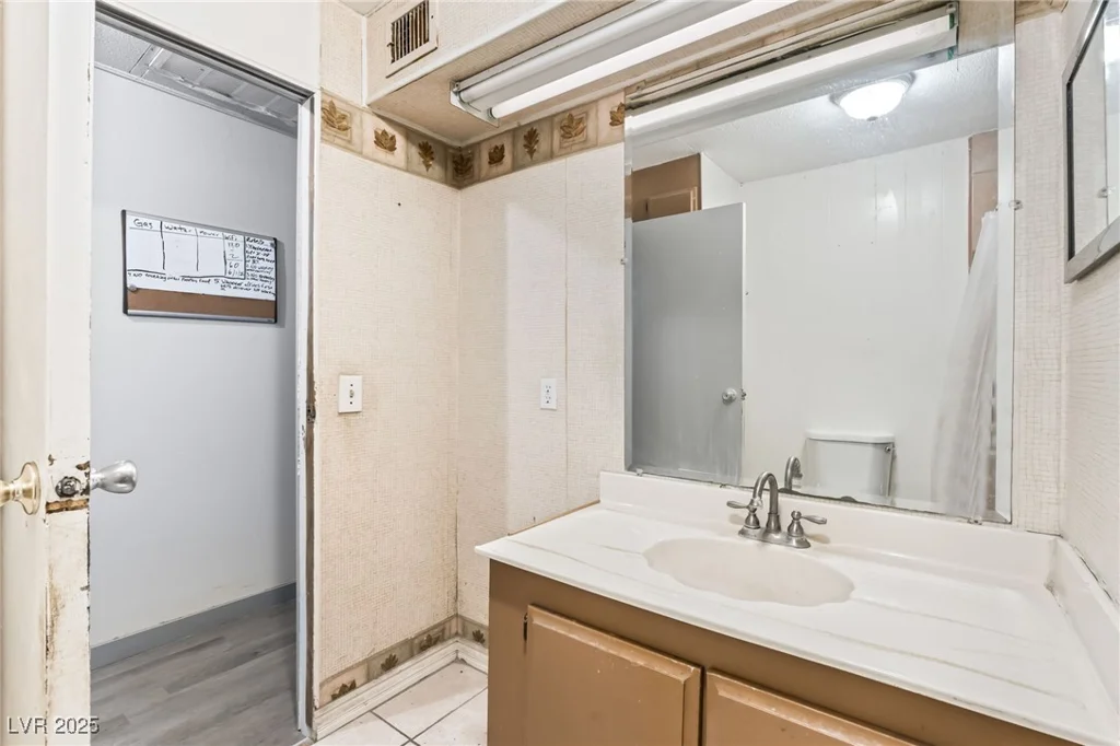 153 Sir Thomas, Las Vegas, NV 89110