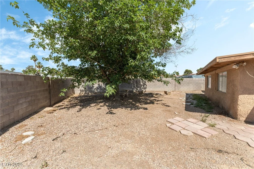 153 Sir Thomas, Las Vegas, NV 89110