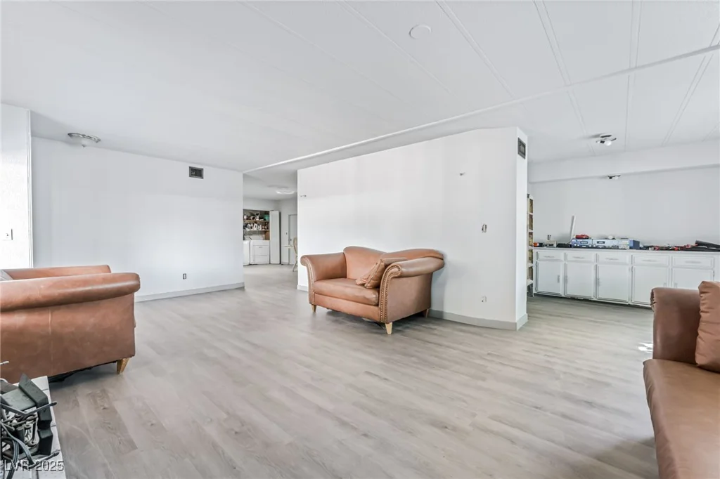 153 Sir Thomas, Las Vegas, NV 89110