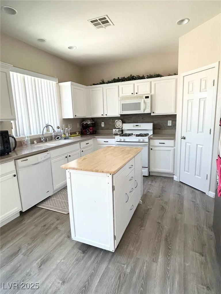 6812 Dipper, North Las Vegas, NV 89084