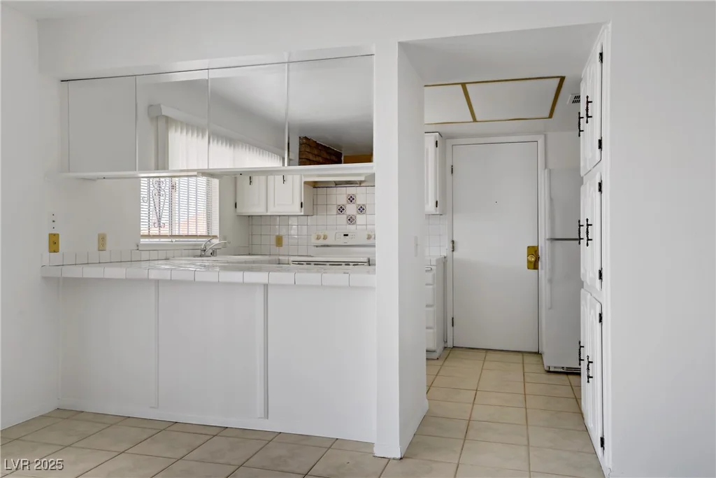 6727 Washington, Las Vegas, NV 89110
