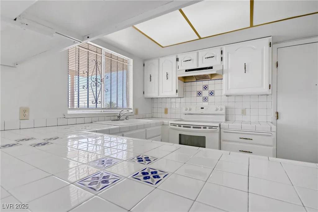 6727 Washington, Las Vegas, NV 89110