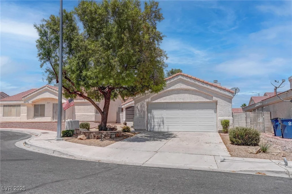 6624 Old Oxford, Las Vegas, NV 89108