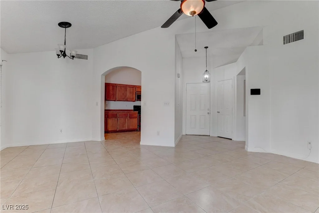 6624 Old Oxford, Las Vegas, NV 89108