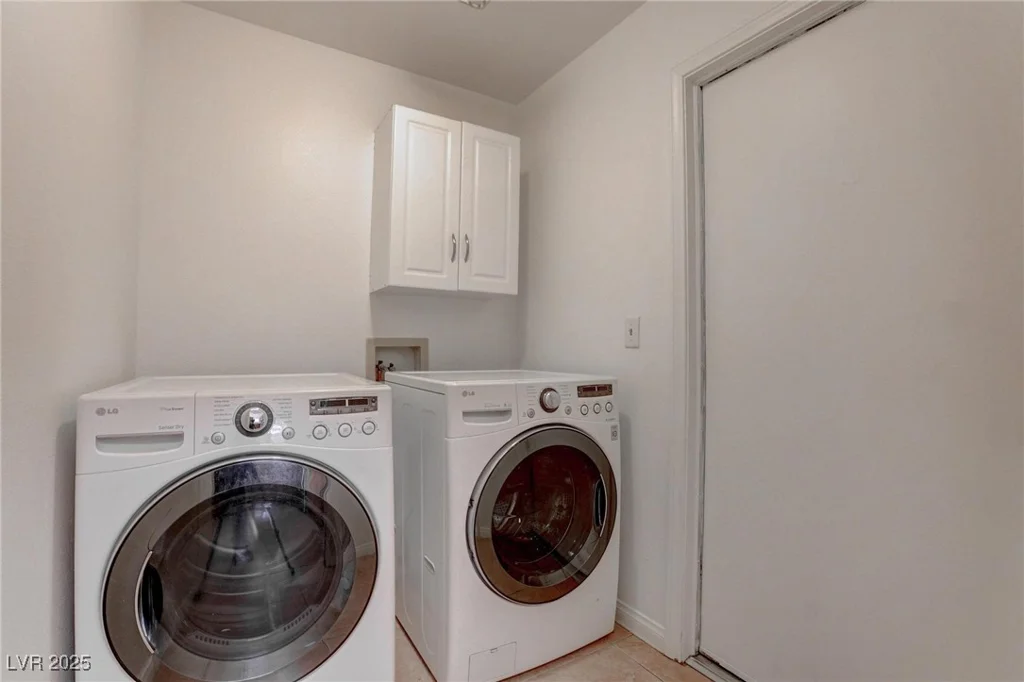 6624 Old Oxford, Las Vegas, NV 89108