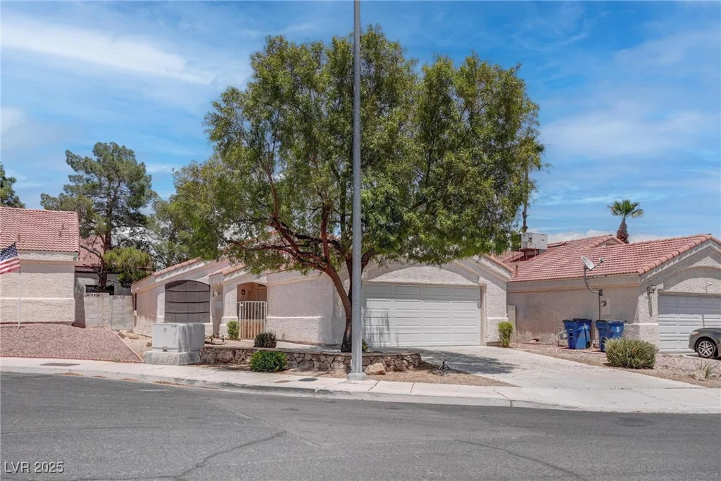 6624 Old Oxford, Las Vegas, NV 89108