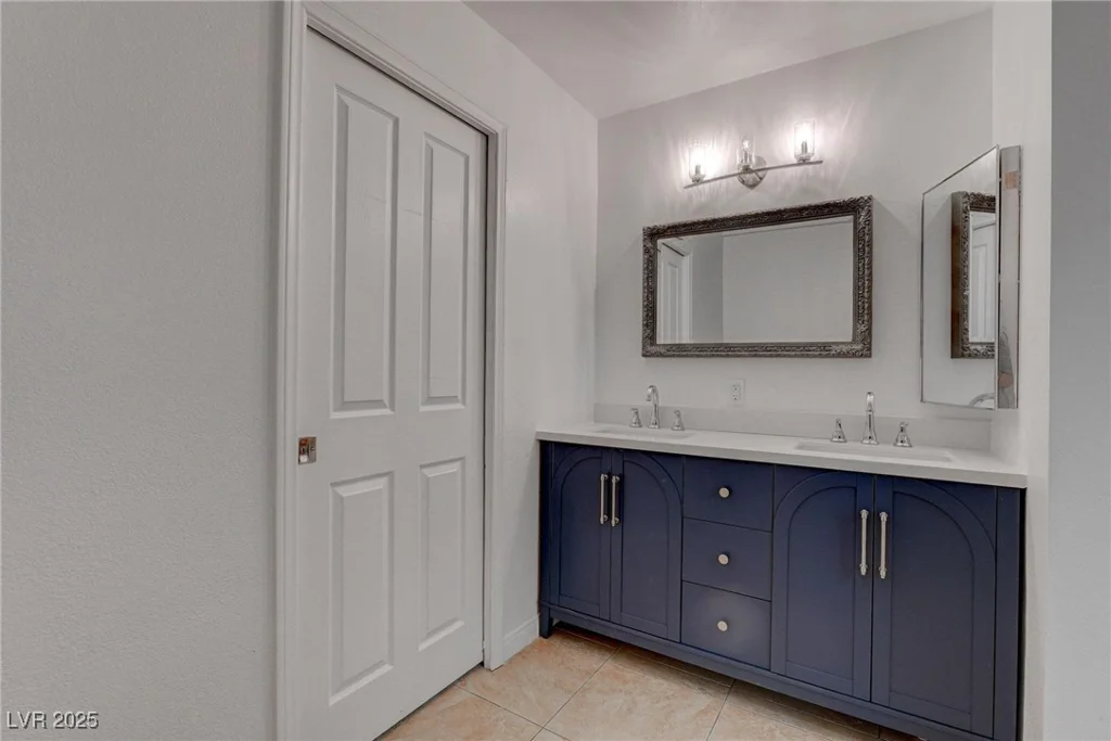 6624 Old Oxford, Las Vegas, NV 89108