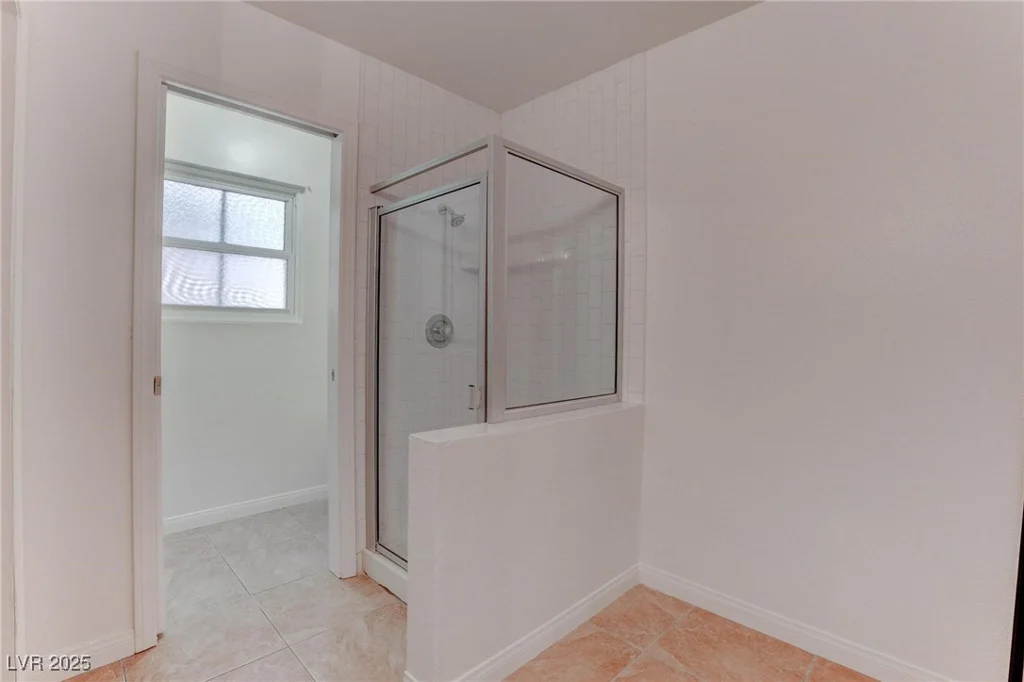 6624 Old Oxford, Las Vegas, NV 89108